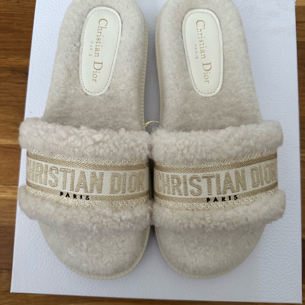 CHRISTIAN DIOR
Shearling Canvas Embroidered Toile de Jouy Dway Slide Sandals 40